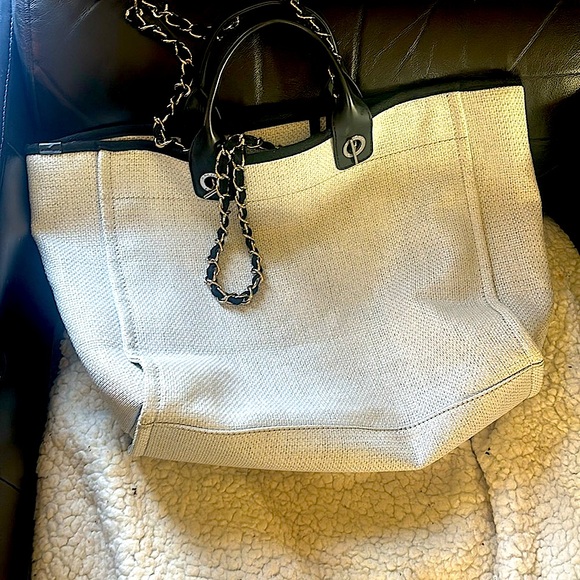Authentic Chanel beautiful camdon metallic
large tote bag !! Great condition. - Picture 5 of 5